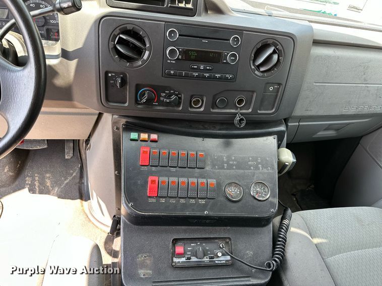 image for item OG9063 2011 Ford E350 Super Duty  ambulance