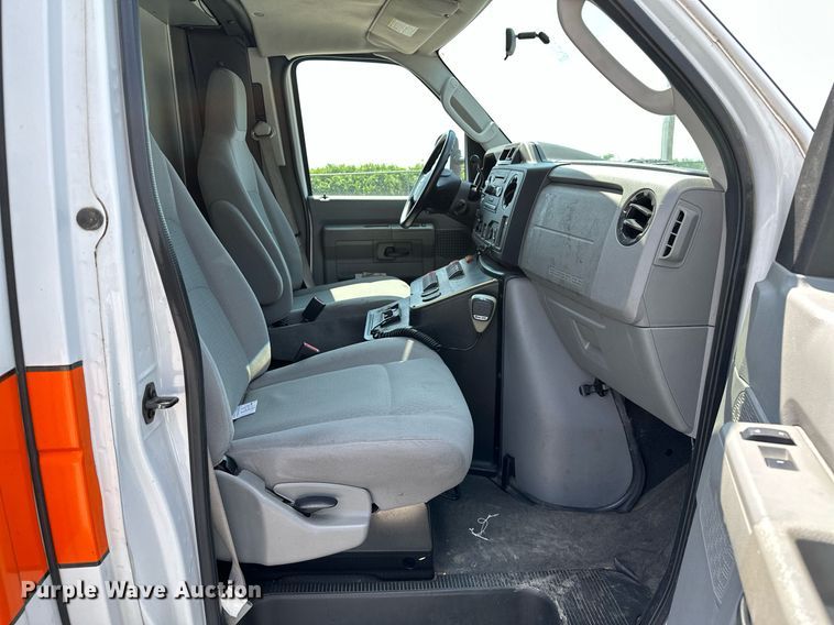 image for item OG9063 2011 Ford E350 Super Duty  ambulance