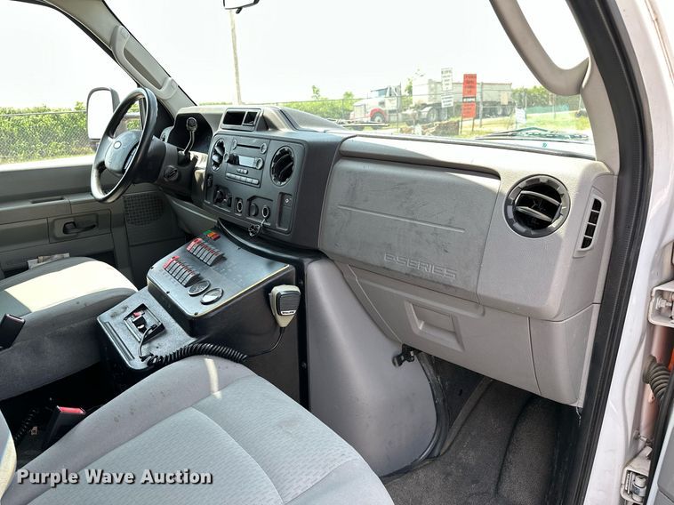 image for item OG9063 2011 Ford E350 Super Duty  ambulance