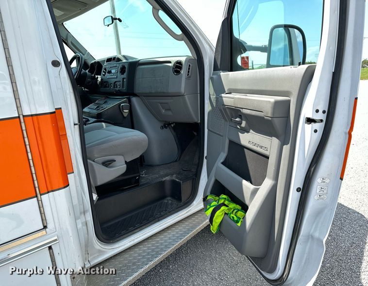 image for item OG9063 2011 Ford E350 Super Duty  ambulance