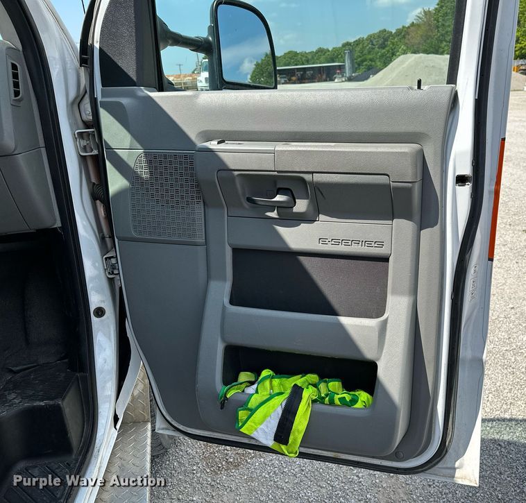 image for item OG9063 2011 Ford E350 Super Duty  ambulance