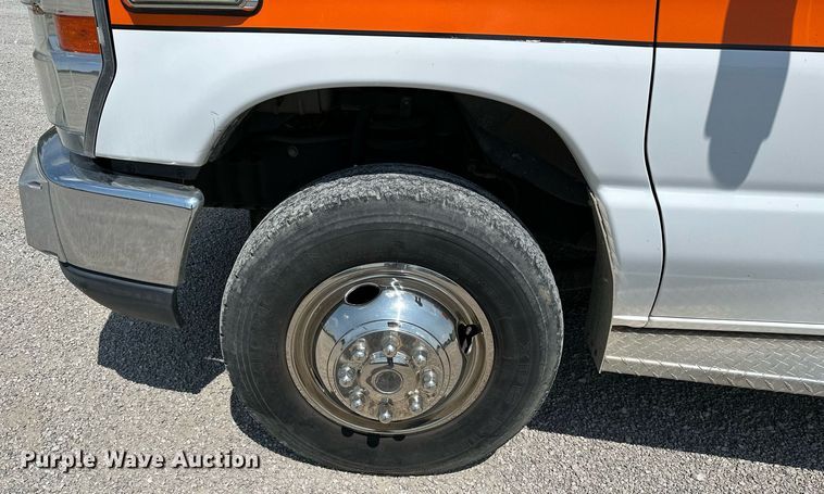 image for item OG9063 2011 Ford E350 Super Duty  ambulance