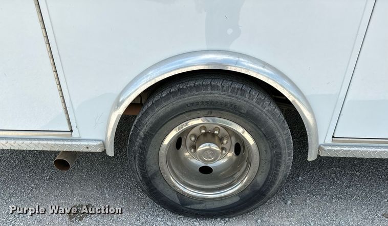 image for item OG9063 2011 Ford E350 Super Duty  ambulance