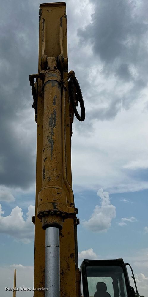 image for item OG9124 2006 John Deere 200C LC  excavator