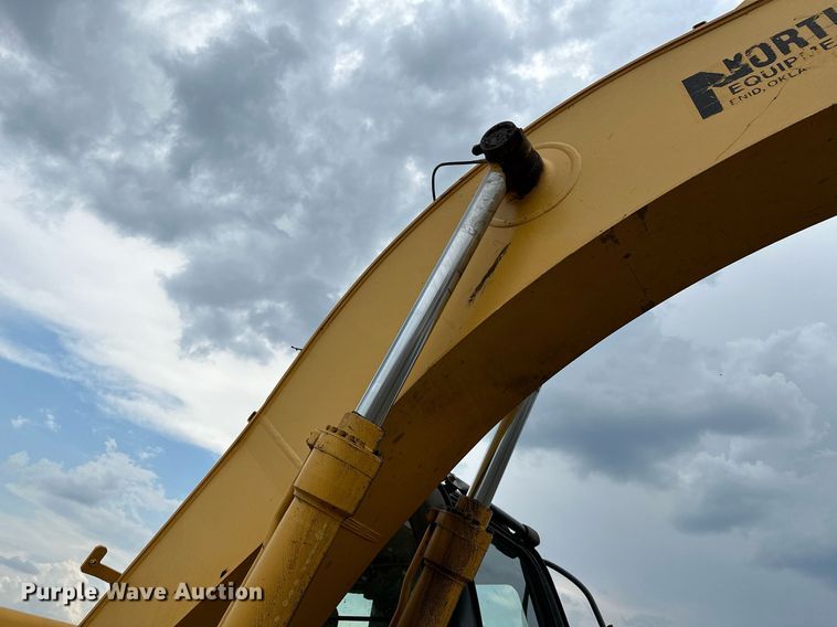 image for item OG9124 2006 John Deere 200C LC  excavator