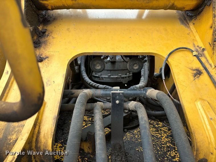 image for item OG9124 2006 John Deere 200C LC  excavator