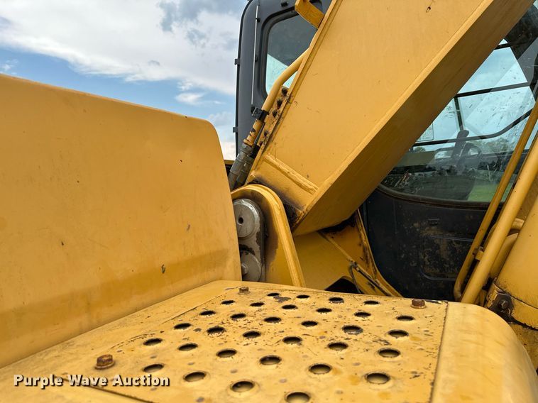 image for item OG9124 2006 John Deere 200C LC  excavator