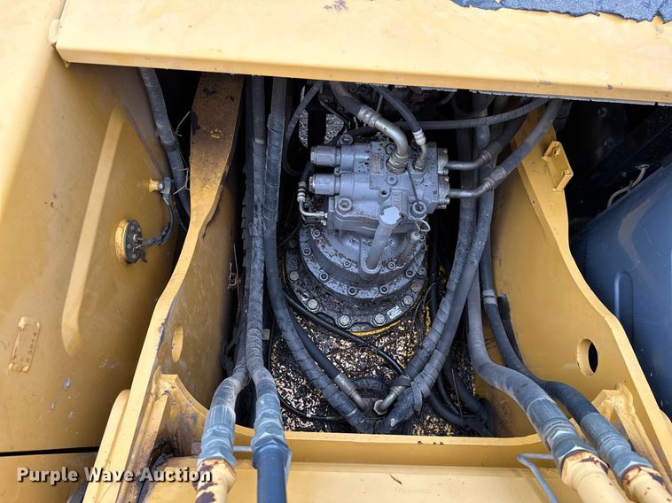 image for item OG9124 2006 John Deere 200C LC  excavator