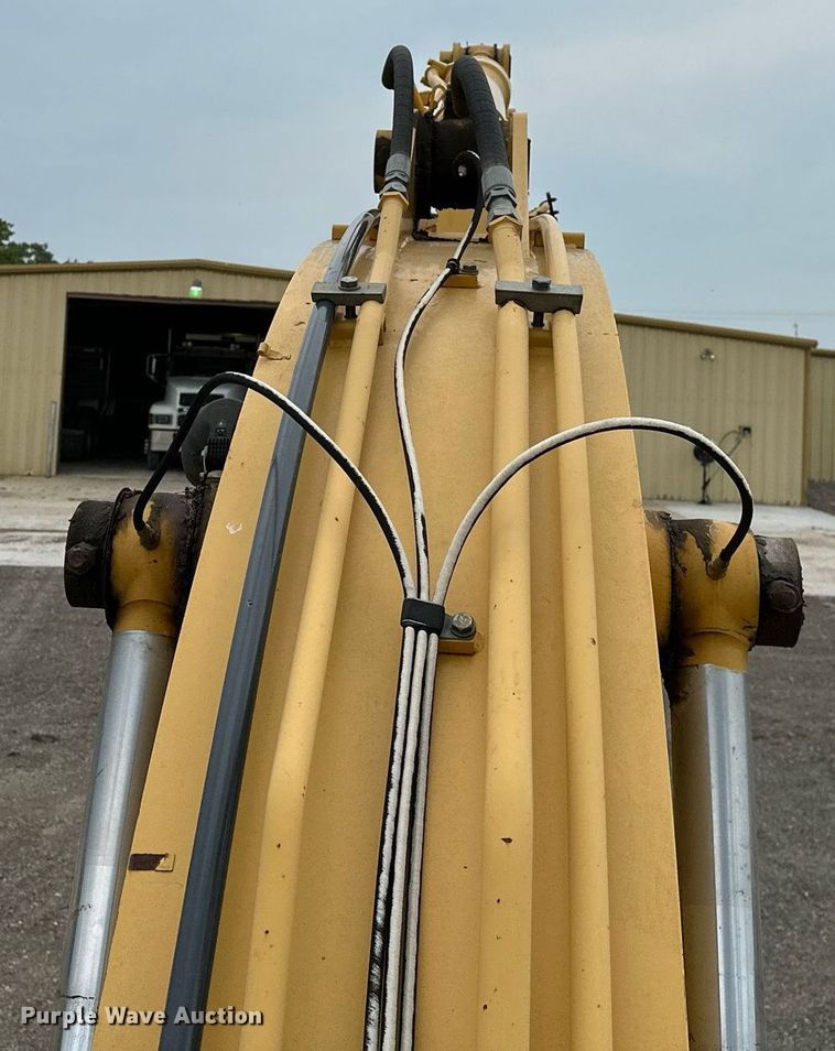 image for item OG9124 2006 John Deere 200C LC  excavator