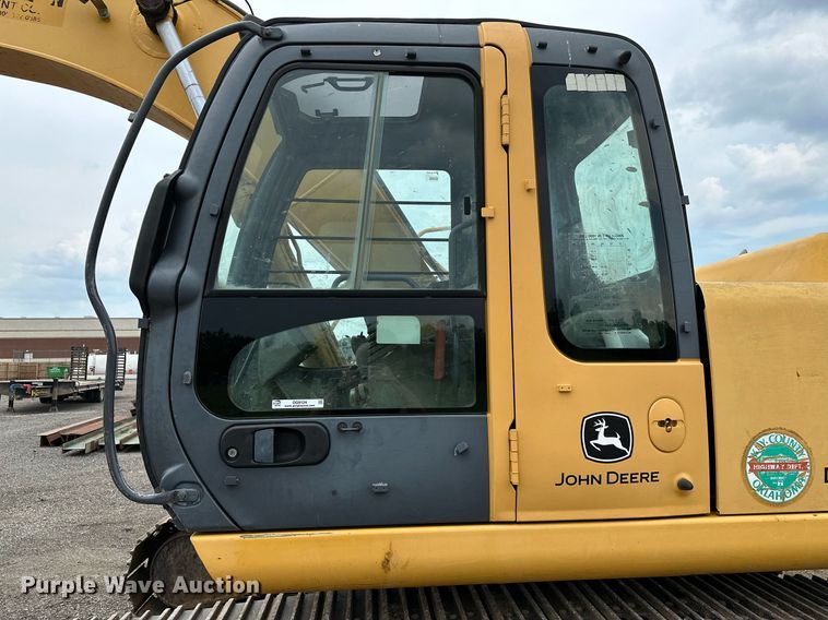 image for item OG9124 2006 John Deere 200C LC  excavator