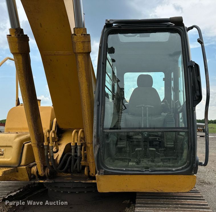 image for item OG9124 2006 John Deere 200C LC  excavator