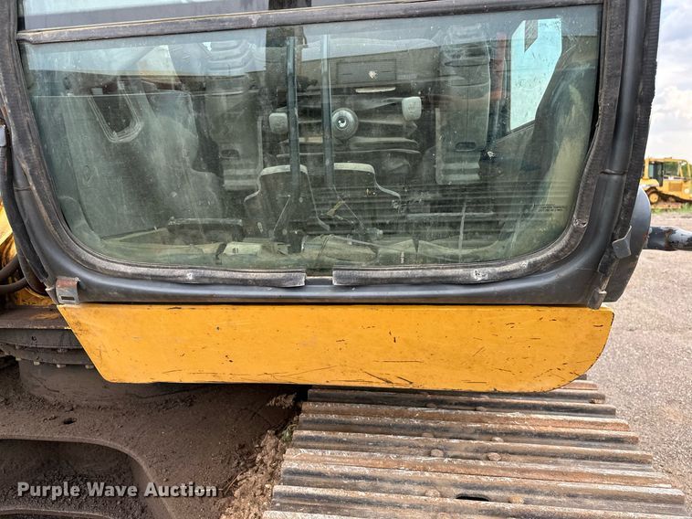 image for item OG9124 2006 John Deere 200C LC  excavator