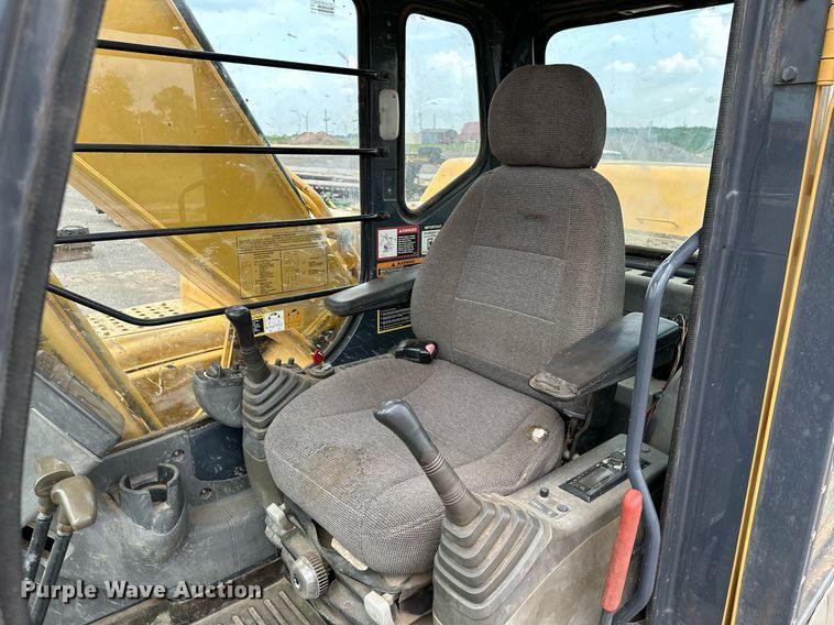 image for item OG9124 2006 John Deere 200C LC  excavator