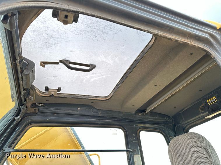 image for item OG9124 2006 John Deere 200C LC  excavator