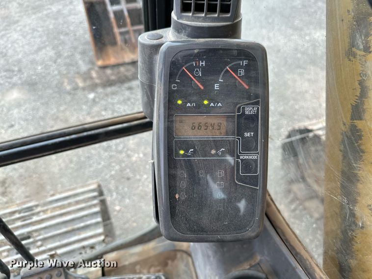 image for item OG9124 2006 John Deere 200C LC  excavator