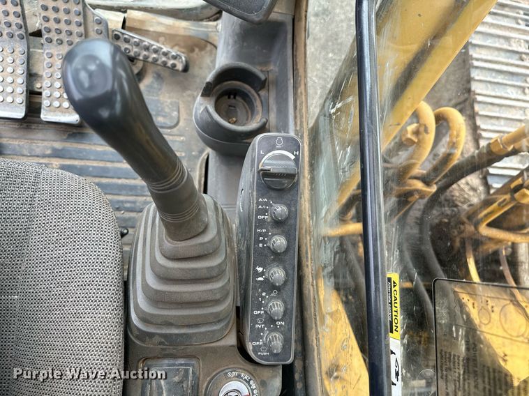 image for item OG9124 2006 John Deere 200C LC  excavator