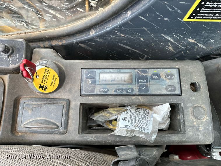 image for item OG9124 2006 John Deere 200C LC  excavator