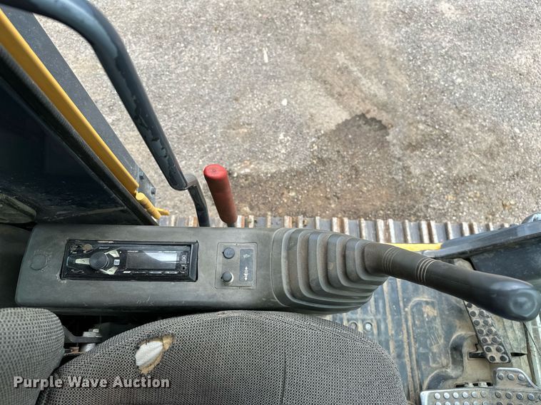 image for item OG9124 2006 John Deere 200C LC  excavator