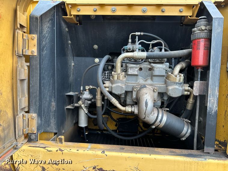 image for item OG9124 2006 John Deere 200C LC  excavator