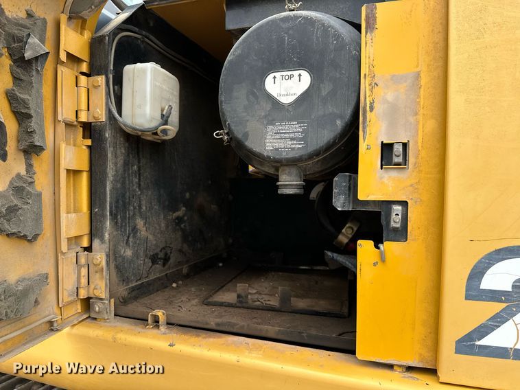 image for item OG9124 2006 John Deere 200C LC  excavator