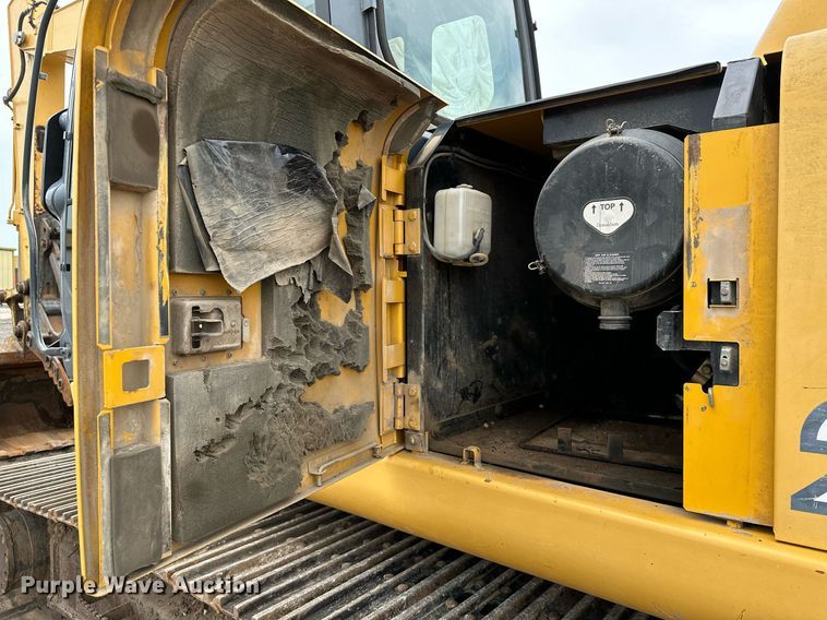 image for item OG9124 2006 John Deere 200C LC  excavator