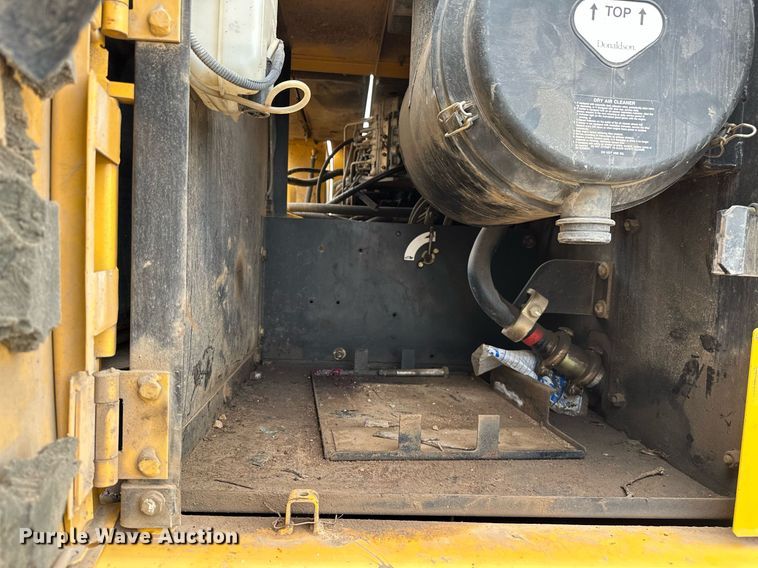 image for item OG9124 2006 John Deere 200C LC  excavator