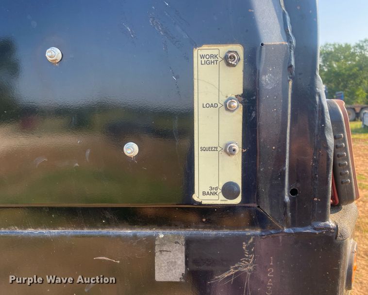 image for item DI7794 DewEze  hydraulic bale bed