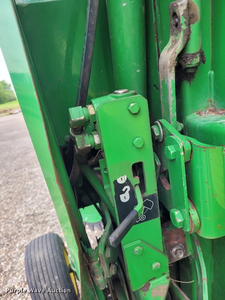 image for item DK1890 2000 John Deere 566  round baler
