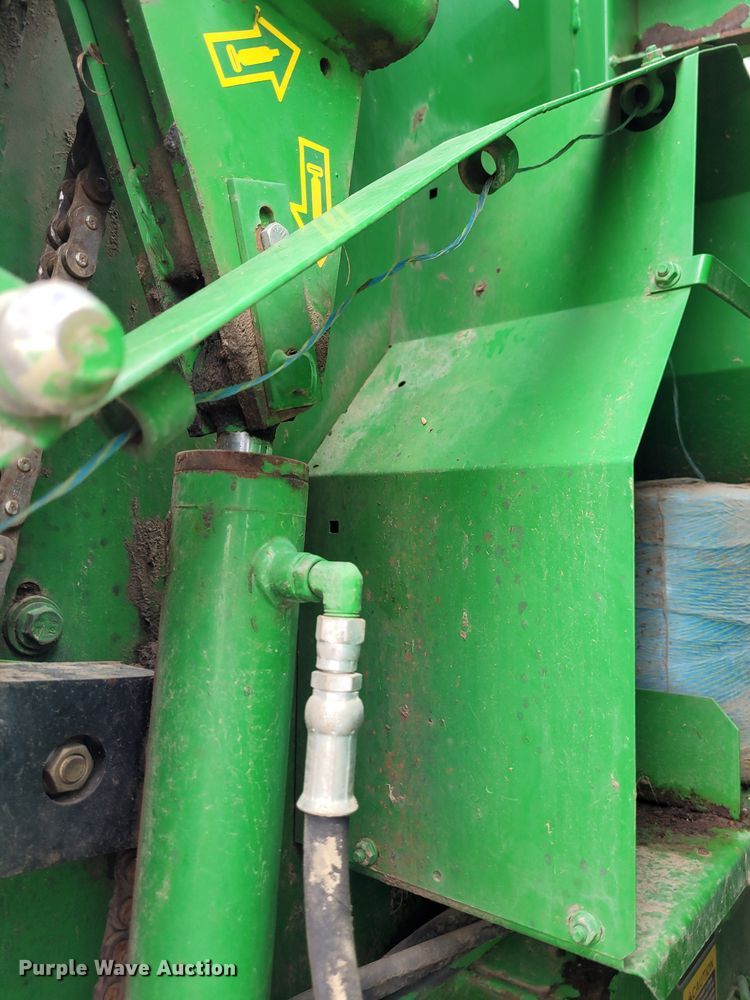 image for item DK1890 2000 John Deere 566  round baler