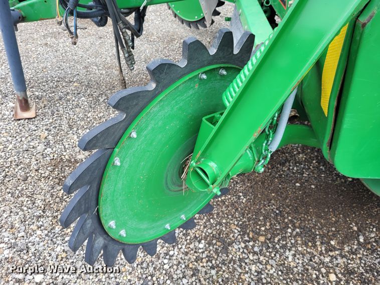 image for item DK1890 2000 John Deere 566  round baler