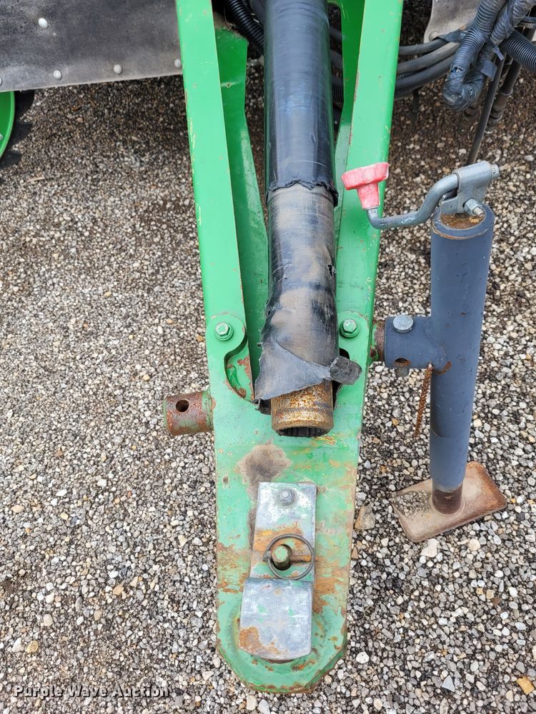 image for item DK1890 2000 John Deere 566  round baler