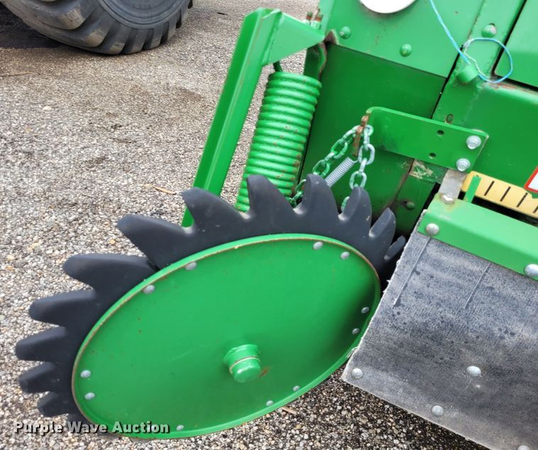 image for item DK1890 2000 John Deere 566  round baler