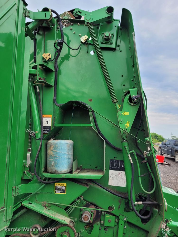 image for item DK1890 2000 John Deere 566  round baler