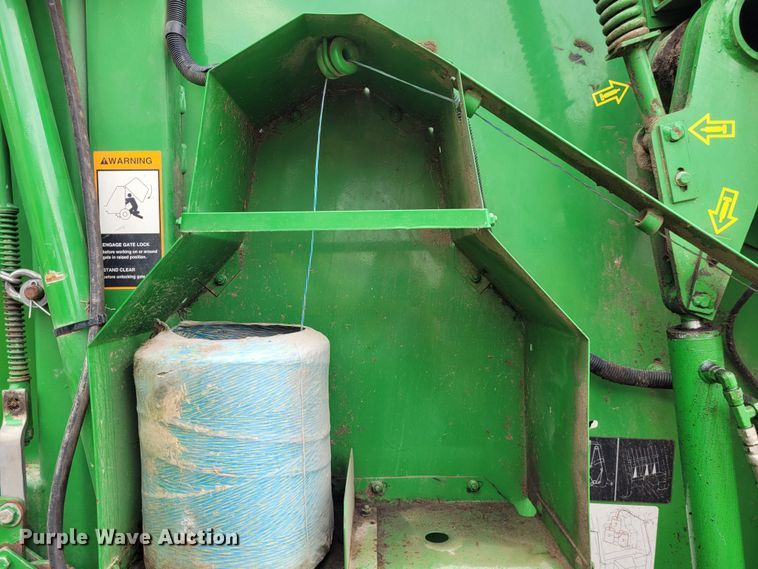 image for item DK1890 2000 John Deere 566  round baler