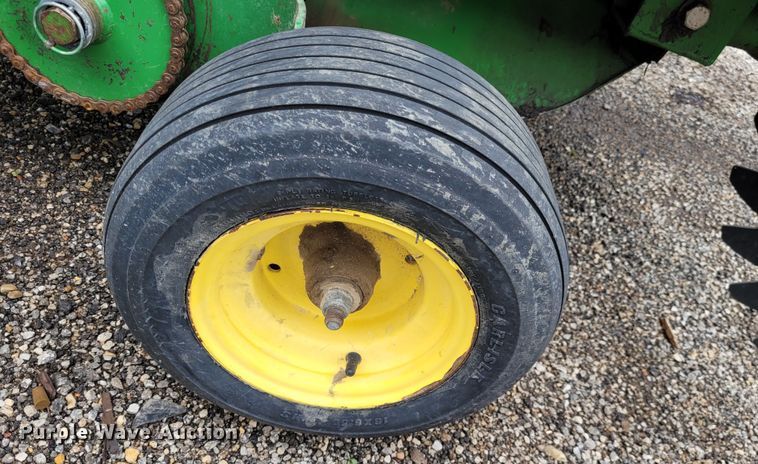 image for item DK1890 2000 John Deere 566  round baler