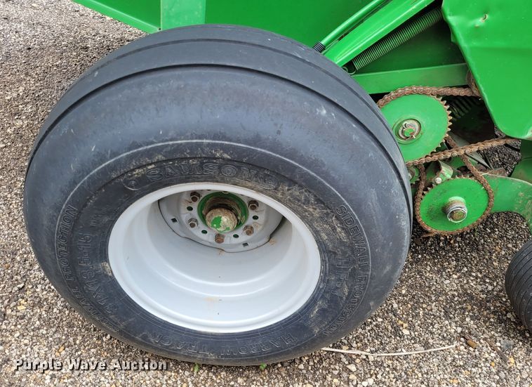 image for item DK1890 2000 John Deere 566  round baler