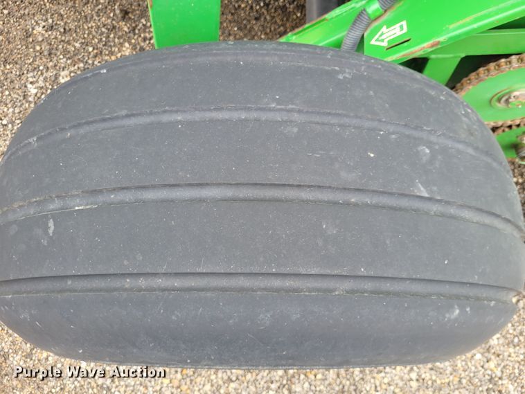 image for item DK1890 2000 John Deere 566  round baler