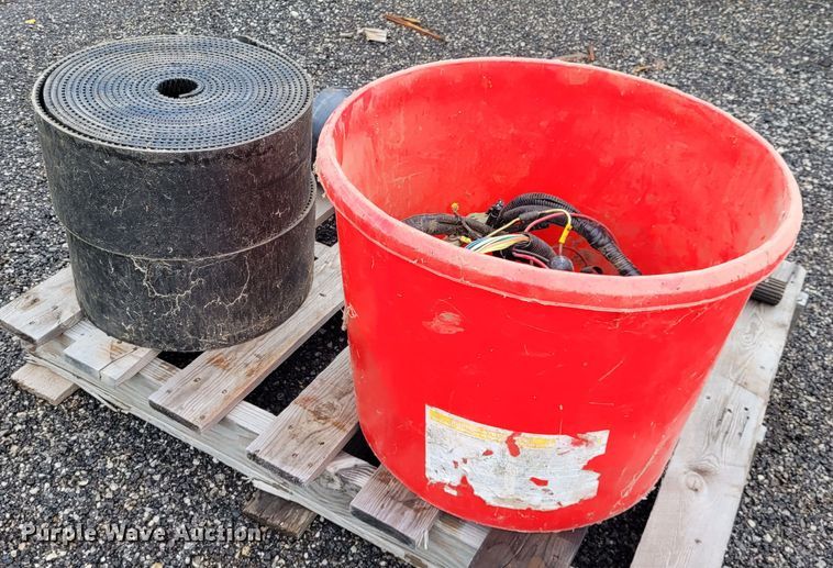 image for item DK1890 2000 John Deere 566  round baler