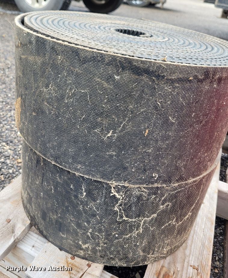 image for item DK1890 2000 John Deere 566  round baler