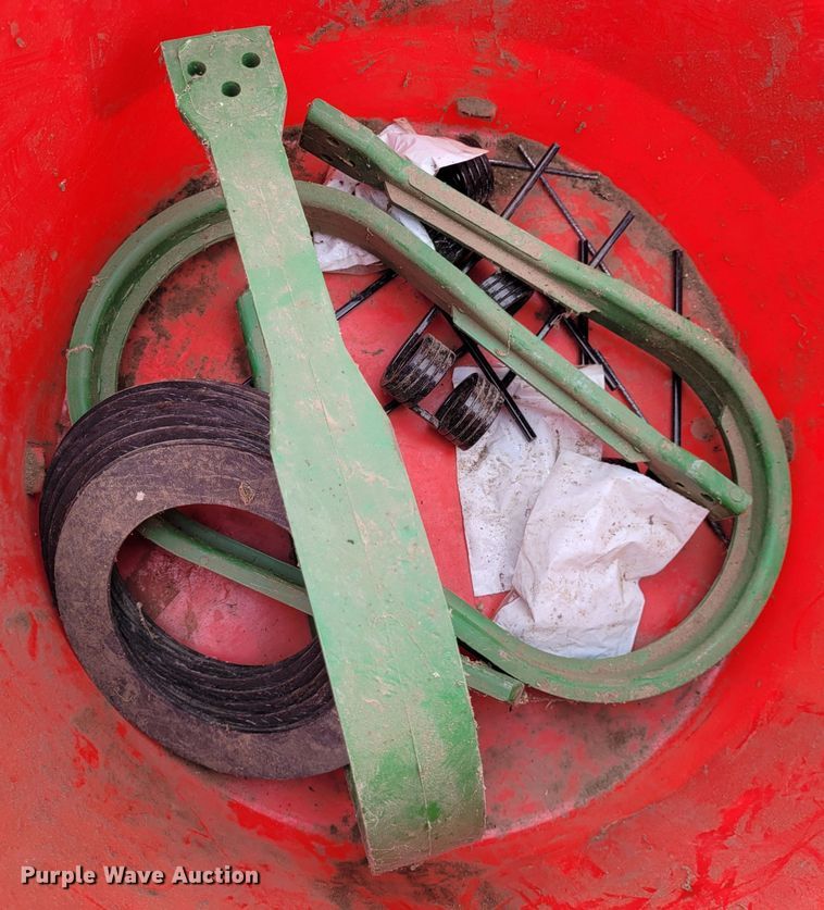 image for item DK1890 2000 John Deere 566  round baler