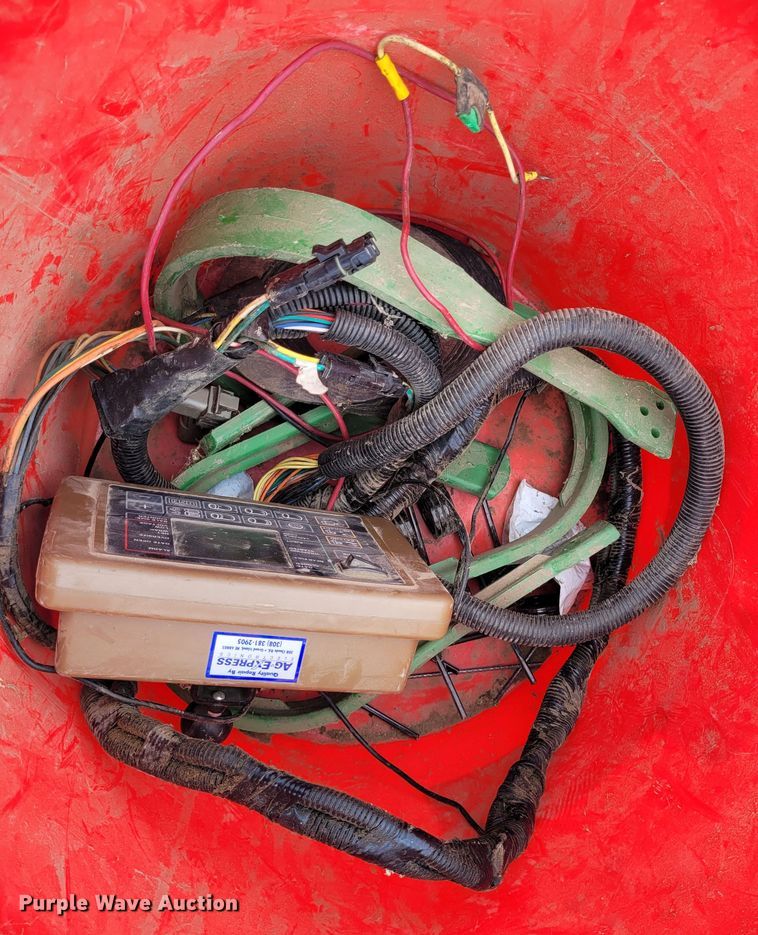 image for item DK1890 2000 John Deere 566  round baler