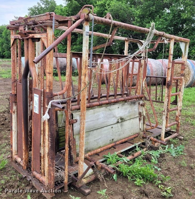 image for item DK1892 WW 39535  livestock squeeze chute