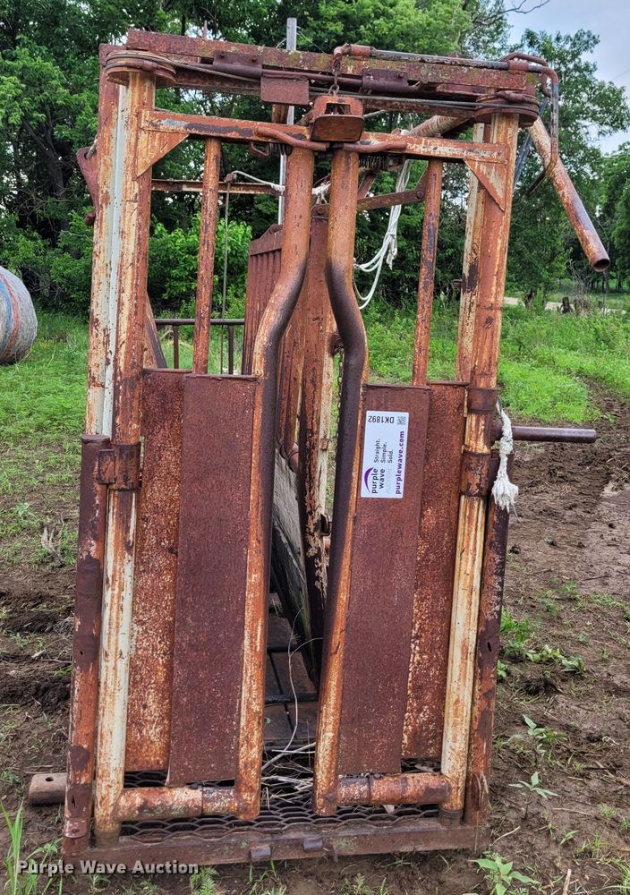 image for item DK1892 WW 39535  livestock squeeze chute