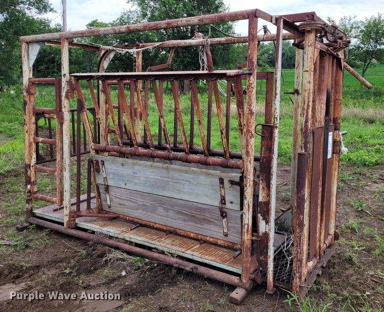 image for item DK1892 WW 39535  livestock squeeze chute
