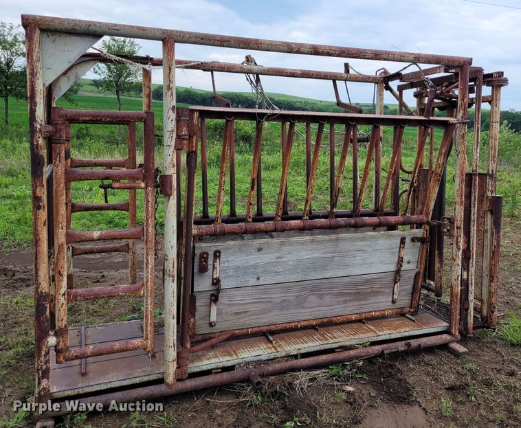 image for item DK1892 WW 39535  livestock squeeze chute