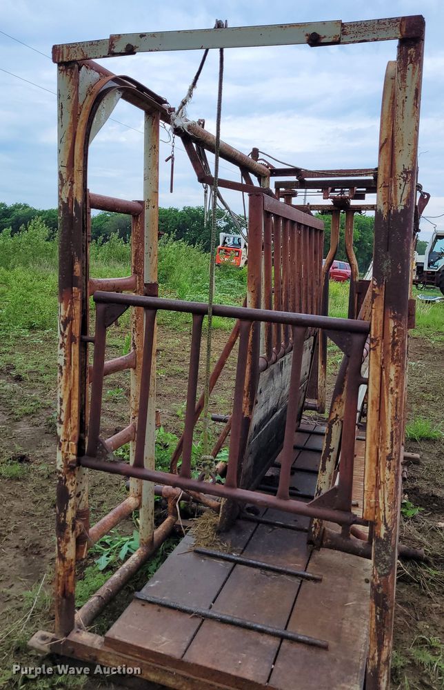 image for item DK1892 WW 39535  livestock squeeze chute