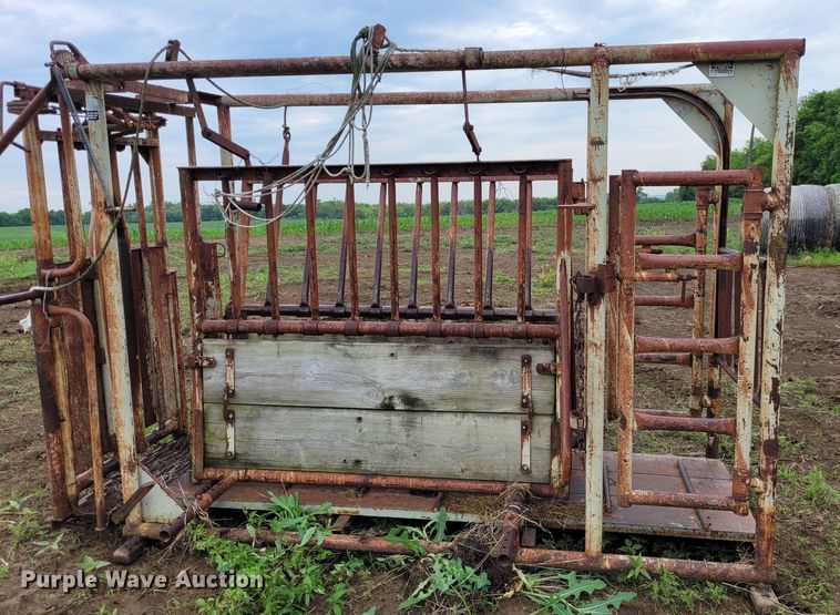 image for item DK1892 WW 39535  livestock squeeze chute