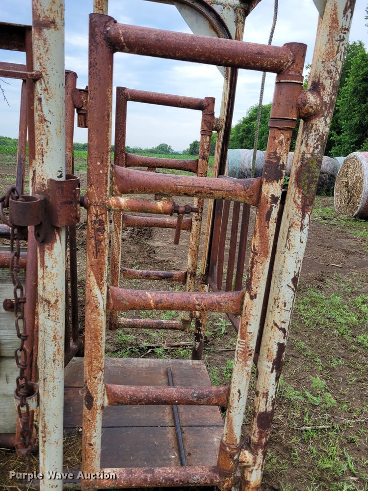 image for item DK1892 WW 39535  livestock squeeze chute