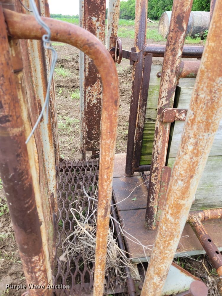 image for item DK1892 WW 39535  livestock squeeze chute