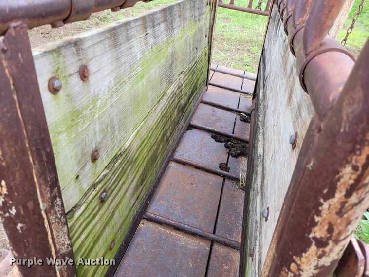 image for item DK1892 WW 39535  livestock squeeze chute